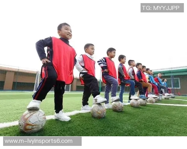 从小踢足球的我如何在绿茵场上追逐梦想与成长的故事 从小踢足球的我如何在绿茵场上追逐梦想与成长的故事